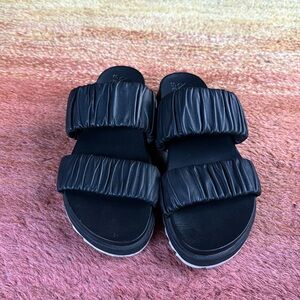Sorel Roaming Slides
